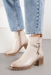 Beżowe Botki na Słupkowym Obcasie Zdobione Aplikacją Tulaviera. Brązowe botki Renee, z aplikacjami, z jeansu, bez obcasa, na obcasie, bez zapięcia. Za 149.99 zł.