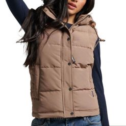 Damska kurtka bez rękawów z kapturem Superdry Everest. Brązowe kurtki Superdry, na zimę, xs, z aplikacjami, z materiału, z kapturem. Za 432.15 zł.