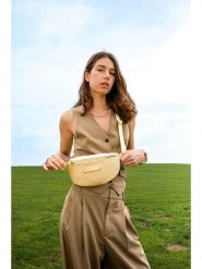 Maison héritage PARIS Skórzana saszetka "Kimi Paille" w kolorze beżowym - 26 x 14 x 8 cm rozmiar: onesize. Brązowe torby na ramię Maison héritage PARIS, bez wzorów, z materiału, sportowe, przez ramię, bez dodatków. Za 217.99 zł.