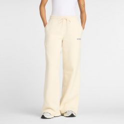 Spodnie damskie New Balance WP53903LIN – beżowe. Brązowe spodnie materiałowe New Balance, na co dzień, s, z aplikacjami, z bawełny, z podwyższonym stanem. Za 279.99 zł.