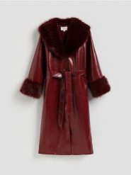 Płaszcz z imitacji skóry - burgundowy. Czerwone płaszcze Reserved, l, bez wzorów, ze skóry, bez kaptura. Za 399.99 zł.