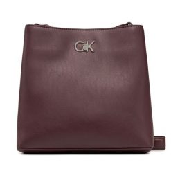 Torebka Calvin Klein. Czerwone listonoszki Calvin Klein, bez wzorów, bez dodatków. Za 389.99 zł.