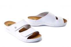 DR. BRINKMANN 700617-03 weiss, klapki damskie. Białe klapki Dr. Brinkmann, bez wzorów, ze skóry, bez obcasa, na koturnie. Za 239.90 zł.