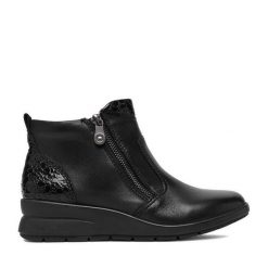 Botki Rieker. Czarne botki Rieker, bez wzorów, bez obcasa, na koturnie, bez zapięcia. Za 399.99 zł.