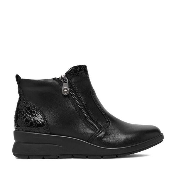 Botki Rieker. Czarne botki Rieker, bez wzorów, bez obcasa, na koturnie, bez zapięcia. Za 399.99 zł.