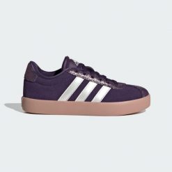 Kapcie ADIDAS VL COURT 3.0 K Fioletowy. Białe obuwie domowe Adidas, bez wzorów, ze skóry, bez zapięcia. W wyprzedaży za 148.92 zł.