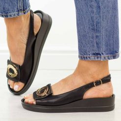 Czarne sandały damskie na platformie Potocki 43368. Czarne sandały POTOCKI, z aplikacjami, ze skóry, eleganckie, z okrągłym noskiem, bez obcasa, na platformie, bez zapięcia. Za 169.00 zł.