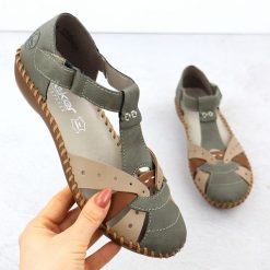 Sandały damskie komfortowe na rzepy zabudowane palce zielone Rieker M1655-54. Zielone sandały Rieker, bez wzorów, ze skóry ekologicznej, bez obcasa, bez zapięcia. Za 339.00 zł.