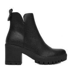 Botki Clara Barson. Czarne botki Clara Barson, bez wzorów, bez obcasa, na słupku, bez zapięcia. Za 169.99 zł.