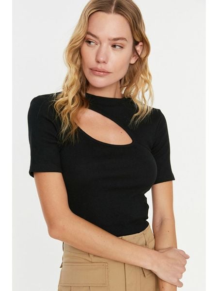 Trendyol Koszulka w kolorze czarnym rozmiar: S. Czarne bluzki Trendyol, s, bez wzorów, z bawełny, bez kołnierzyka, bez ramiączek. Za 39.95 zł.