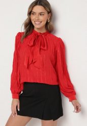 Czerwona Koszulowa Bluzka z Tłoczonej Tkaniny z Wiązaniem przy Dekolcie Sepiane. Czerwone bluzki Born2be, m, z aplikacjami, z tkaniny, biznesowe, bez kołnierzyka, bez ramiączek. W wyprzedaży za 59.49 zł.