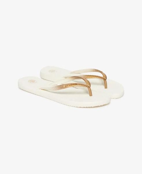 Superdry Klapki Core Metallic z gumy i EVA – OFF WHITE. Białe klapki Superdry, bez wzorów, z gumy, bez obcasa. Za 78.00 zł.