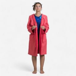 Szlafrok na basen damski Watko 500 Compact. Czerwone szlafroki NABAIJI, xl, bez wzorów, z bawełny, bez ramiączek, bez kaptura. Za 119.99 zł.