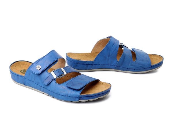 DR. BRINKMANN 700745-05 blau, klapki damskie. Niebieskie klapki Dr. Brinkmann, bez wzorów, ze skóry, bez obcasa. Za 309.90 zł.