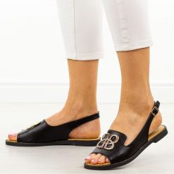 Czarne płaskie sandały damskie Filippo Ds6918/25. Czarne sandały Filippo, z aplikacjami, z jeansu, eleganckie, bez obcasa, na płaskiej podeszwie, bez zapięcia. Za 149.00 zł.
