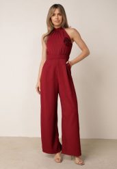 Bordowy Kombinezon Elegancki z Broszką Różą 3D i Dekoltem Halter Thaelima. Czerwone sukienki Born2be, na co dzień, m, bez wzorów, eleganckie, bez kołnierzyka, bez ramiączek, kopertowe. Za 159.99 zł.