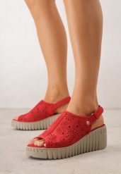 Czerwone Sandały VICES na Koturnie z Ażurowymi Wycięciami w Kwiaty Salaphis. Czerwone sandały Born2be, w ażurowe wzory, bez obcasa, na koturnie, bez zapięcia. Za 109.99 zł.