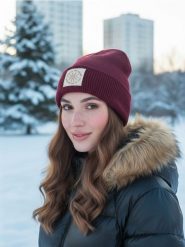 Prążkowana czapka beanie - bordowy. Czerwone czapki Sinsay, bez wzorów, prążkowane. Za 29.99 zł.