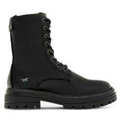 Botki Mustang. Czarne botki Mustang, bez wzorów, bez obcasa, na płaskiej podeszwie, bez zapięcia. Za 349.99 zł.