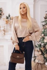 Beżowa satynowa bluzka Bella z łezką na plecach PLUS SIZE XXL OVERSIZE JESIEŃ. Brązowe bluzki Moda Size Plus Iwanek, plus size, bez wzorów, z elastanu, biznesowe, bez kołnierzyka, plus size, bez ramiączek. Za 219.90 zł.
