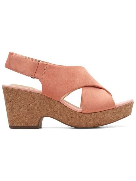 Clarks Skórzane sandały w kolorze jasnoróżowym na obcasie rozmiar: 42. Różowe sandały Clarks, bez wzorów, ze skóry, z otwartym noskiem, bez obcasa, na koturnie, bez zapięcia. Za 131.12 zł.