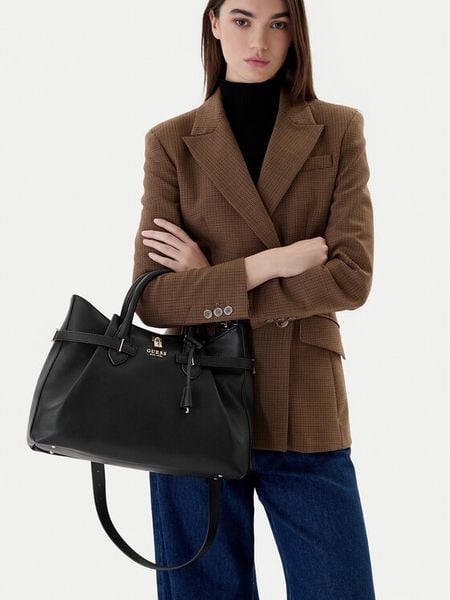 Guess Torebka Yesba HWBG78 33070 Czarny. Czarne torebki klasyczne Guess, z aplikacjami, ze skóry, bez dodatków. Za 659.99 zł.