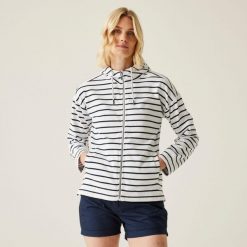 Bluza turystyczna damska Bayletta z kapturem. Białe bluzy Regatta, bez wzorów, z kapturem. W wyprzedaży za 229.99 zł.