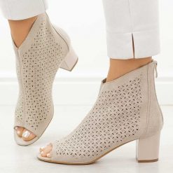 Beżowe sandały damskie na obcasie z zakrytą piętą M.Daszyński 1954-23. Brązowe sandały M.Daszyński, w ażurowe wzory, z materiału, eleganckie, bez obcasa, na obcasie, bez zapięcia. Za 179.00 zł.