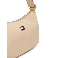 Torebka Tommy Jeans. Brązowe torebki klasyczne Tommy Jeans, bez wzorów, z jeansu, bez dodatków. Za 369.99 zł.