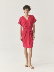 TATUUM Sukienka w kolorze różowym rozmiar: M. Różowe sukienki Tatuum, m, bez wzorów, bez kołnierzyka, bez ramiączek, midi. Za 161.34 zł.