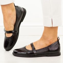 Czarne skórzane baleriny damskie Filippo Dp7742/26. Czarne baleriny Filippo, bez wzorów, z jeansu, z okrągłym noskiem, bez obcasa, na płaskiej podeszwie. Za 219.00 zł.