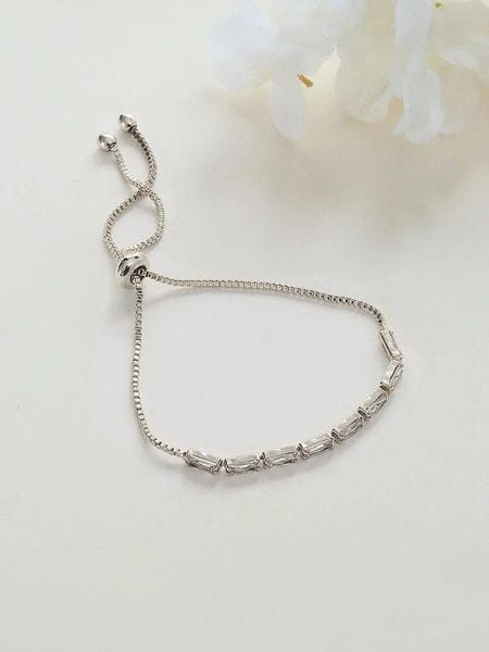 Heliophilia Bransoletka z elementami ozdobnymi rozmiar: onesize. Szare bransoletki Heliophilia, z cyrkonią, metalowe. Za 34.99 zł.