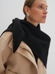 Someday Szal "Blunda" w kolorze czarnym rozmiar: onesize. Czarne szaliki someday., bez wzorów, z wełny. Za 108.99 zł.