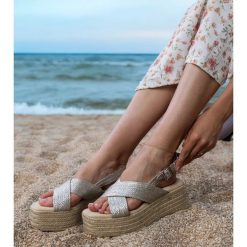 Srebrne sandały espadryle na platformie z paskami srebrny. Szare sandały bez wzorów, z materiału, eleganckie, z okrągłym noskiem, bez obcasa, na koturnie, bez zapięcia. Za 86.24 zł.