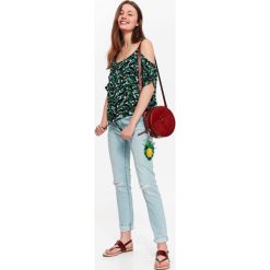 BLUZKA DAMSKA W EGZOTYCZNY WZÓR, COLD SHOULDER. Zielone bluzki TROLL, s, bez wzorów, z dzianiny, bez kołnierzyka, bez ramiączek. W wyprzedaży za 29.99 zł.