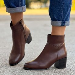Brązowe ze skóry eko botki damskie na obcasie Sergio Leone Bt631. Brązowe botki Sergio Leone, bez wzorów, ze skóry, bez obcasa, na obcasie, bez zapięcia. Za 189.00 zł.