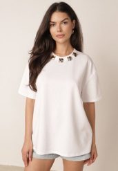 Biały Bawełniany T-shirt Oversize z Biżuteryjnymi Aplikacjami przy Dekolcie Tesana. Białe t-shirty Born2be, uniwersalny, z aplikacjami, z bawełny, bez kołnierzyka, bez ramiączek. Za 69.99 zł.