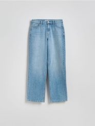 Jeansy straight z ozdobnymi aplikacjami - niebieski. Niebieskie jeansy Reserved, z aplikacjami. W wyprzedaży za 109.99 zł.