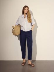 Lniana koszula - jasnoniebieski. Niebieskie koszule Reserved, l, bez wzorów, bez kołnierzyka, bez ramiączek. Za 129.99 zł.