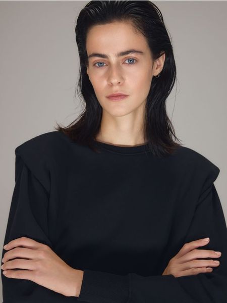 Bluza z poduszkami na ramionach - czarny. Czarne bluzy Reserved, l, bez wzorów, z bawełny, bez kaptura. W wyprzedaży za 79.99 zł.