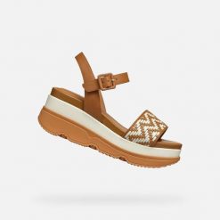 Sandały GEOX D GARDENIA Brązowy. Brązowe sandały Geox, bez wzorów, ze skóry, bez obcasa, bez zapięcia. Za 469.99 zł.