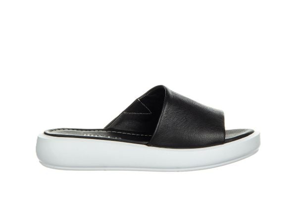 Klapki Bayla-161 161 72 11 Black 161497, Czarny, Skóra naturalna - 40. Czarne klapki Bayla, bez wzorów, z materiału, bez obcasa. W wyprzedaży za 149.00 zł.