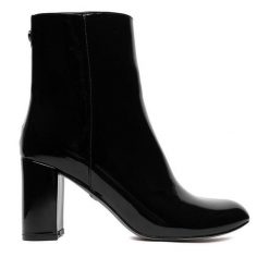 Botki Nine West. Czarne botki Nine West, bez wzorów, bez obcasa, na słupku, bez zapięcia. Za 279.99 zł.