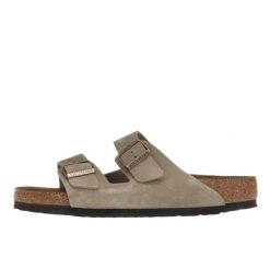 Klapki damskie Birkenstock Arizona. Brązowe klapki Birkenstock, bez wzorów, z materiału, bez obcasa. Za 1,054.12 zł.