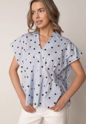 Niebieska Bluzka o Fasonie Oversize w Kropki z Bawełny Pireia. Niebieskie bluzki Born2be, l, bez wzorów, z bawełny, biznesowe, bez kołnierzyka, bez ramiączek. Za 139.99 zł.