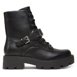 Botki Guess. Czarne botki Guess, z aplikacjami, bez obcasa, na płaskiej podeszwie, bez zapięcia. Za 799.99 zł.