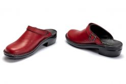JOSEF SEIBEL 95920 23 380 Betsy hibiscus, klapki damskie. Czerwone klapki Josef Seibel, bez wzorów, ze skóry, bez obcasa. Za 299.90 zł.