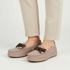 Mokasyny damskie Filippo, cholewka skóra naturalna zamszowa fason wsuwany ozdobna klamra na przodzie miękka linia noska stabilna podeszwa delikatnie. Brązowe mokasyny Filippo, bez wzorów, ze skóry, bez obcasa. Za 189.00 zł.