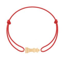 Bransoletka z pozłacaną zawieszką w kształcie figury szachowej Hetman na czerwonym sznurku. Czerwone bransoletki Lilou, pozłacane. Za 129.00 zł.