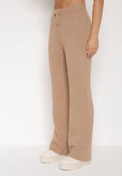 Beżowe Prążkowane Spodnie z Wełną o Szerokim Kroju z Wysokim Stanem Reinnia. Brązowe spodnie materiałowe Born2be, na co dzień, s, bez wzorów, z jeansu, z podwyższonym stanem. Za 79.99 zł.